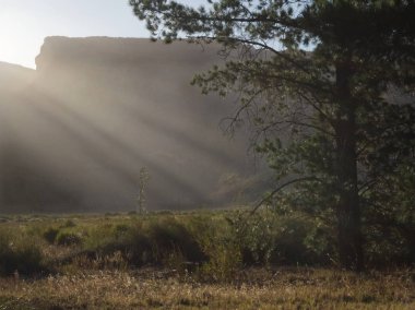 Güney Afrika dağları aracılığıyla harika ışık etkisi