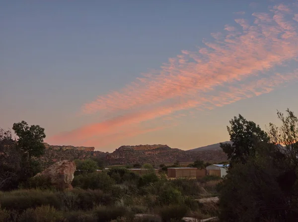 Nuvens coloridas no céu ao pôr do sol na África do Sul — Fotografia de Stock