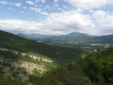Drome France 'da ışık ve gölge efektleriyle düz ve dağların harika manzarası