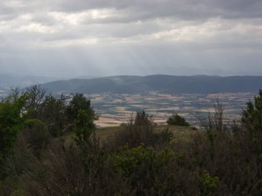 Drome France 'da bulutlardan gelen ışık huzmeleri ile ovanın harika manzarası