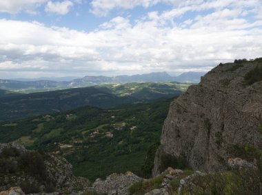 Drome France 'da bulutların yarattığı ışık ve gölge efektleriyle düz ve kayalıklarda harika bir manzara.