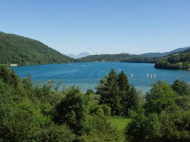 Laffrey 'deki göl manzarası harika. Dağların ortasındaki denizcilik aktiviteleri de cabası.