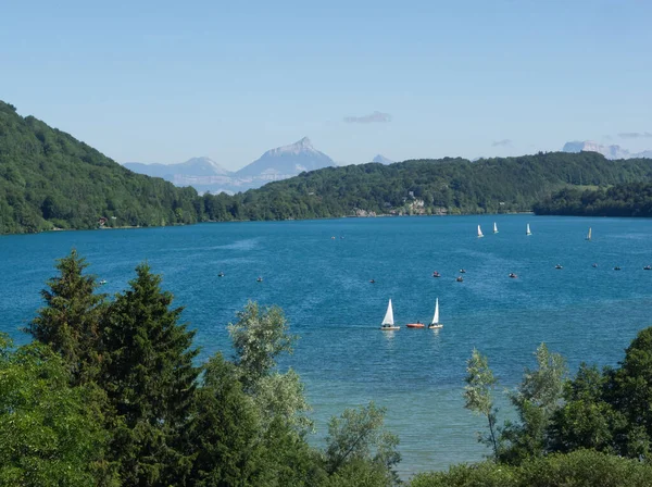 山の真ん中での航海活動のすべての可能性を持つラフリーの湖の風景 — ストック写真