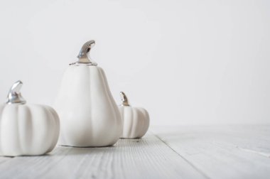 Beyaz Ahşap Arkaplan Üzerine Minimalist Beyaz Kabaklar.