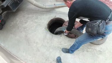 Kanalizasyon makinesiyle çalışan adam. Emici Pislik