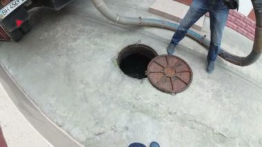 Kanalizasyon makinesiyle çalışan adam. Emici Pislik