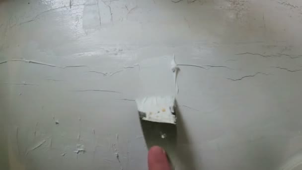 Tangan Dengan Spatula Adalah Menerapkan Putty Pada Jendela — Stok Video