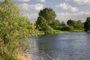 Işık yolları ile sakin bir nehir su yüzeyinde yansımasıdır. Parlama.