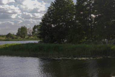 Işık yolları ile sakin bir nehir su yüzeyinde yansımasıdır. Parlama.