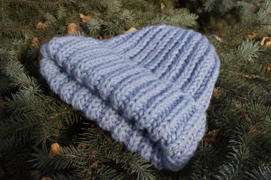 Ladin dallarında örme el yapımı şapka.