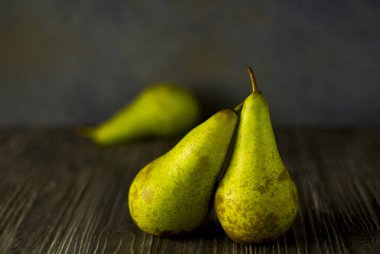 Üç taze yeşil armut