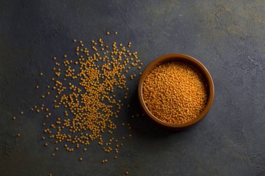 Koyu arkaplanda pişmemiş mercimek.