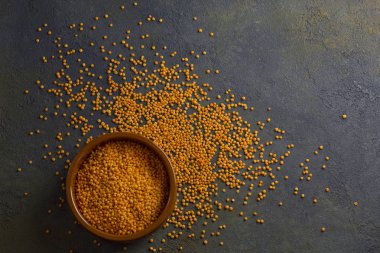 Koyu arkaplanda pişmemiş mercimek.