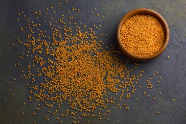 Koyu arkaplanda pişmemiş mercimek.