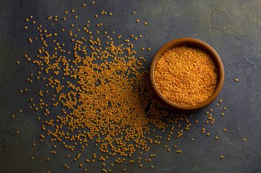 Koyu arkaplanda pişmemiş mercimek.