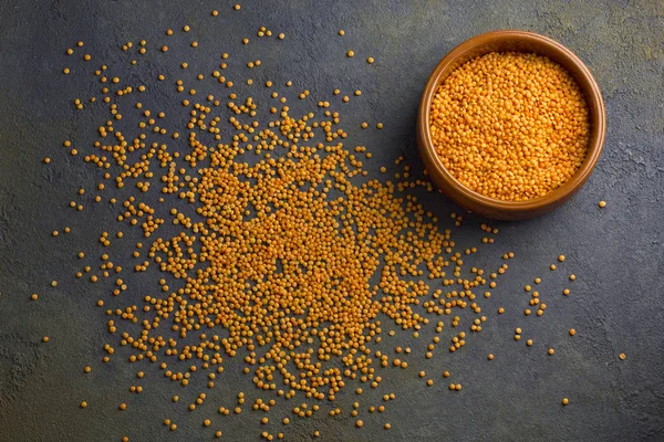 Koyu arkaplanda pişmemiş mercimek.