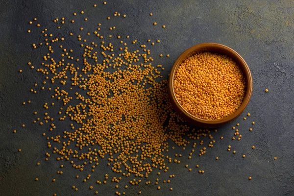 Koyu arkaplanda pişmemiş mercimek.