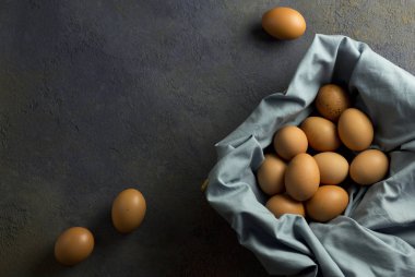 Vintage hasır sepetinde yumurtalar