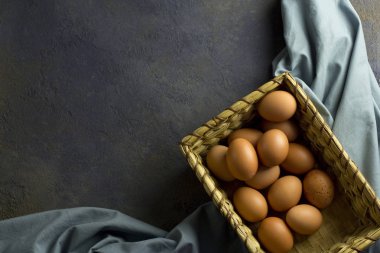 Vintage hasır sepetinde yumurtalar