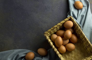 Vintage hasır sepetinde yumurtalar