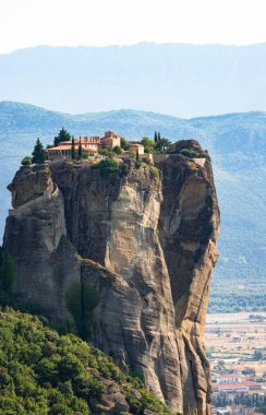 Yunanistan 'daki Meteora manastırlarının manzarası harika. Günbatımında manastır ve kayalıklarla manzara