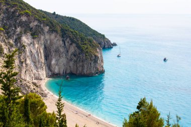 Yunanistan 'daki dağdan Milos plajına manzara. Gök mavisi suyu olan güzel bir sahil. Yunan plajları, Yunanistan 'da yaz tatilleri