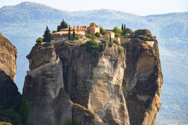 Yunanistan 'daki Meteora manastırlarının manzarası harika. Günbatımında manastır ve kayalıklarla manzara
