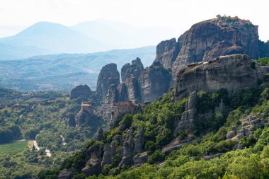 Yunanistan 'daki Meteora manastırlarının manzarası harika. Günbatımında manastır ve kayalıklarla manzara