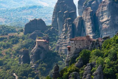 Yunanistan 'daki Meteora manastırlarının manzarası harika. Günbatımında manastır ve kayalıklarla manzara