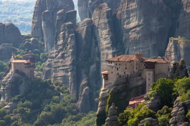 Yunanistan 'daki Meteora manastırlarının manzarası harika. Günbatımında manastır ve kayalıklarla manzara
