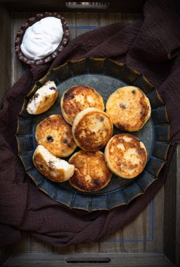 Süzme peynirli krep, şurup, üzümlü ricotta böreği ve üzümlü krema. Koyu kırsal arkaplan
