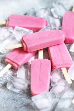 Buzlu, gri arka planda buzlu buzlu buzlu dondurma. Sağlıklı yaz atıştırması. Yakın plan.