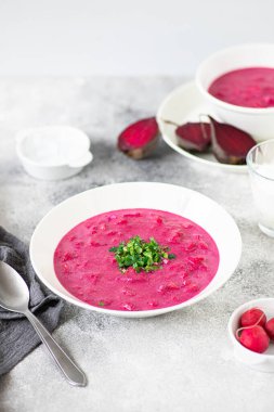 Pancar çorbası, ferahlatıcı yaz vegan çorbası turplar, otlar, ekşi krema ve buzlu beyaz bir masada servis edilir. 