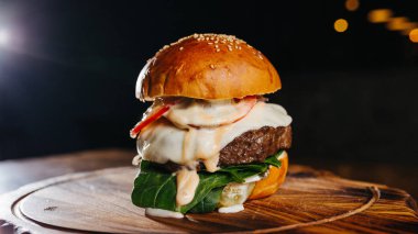 Et büyük parçalar ile Burger, Barbekü