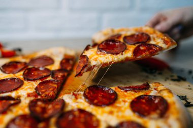 Mutfak masasında Pizza, kompozisyon