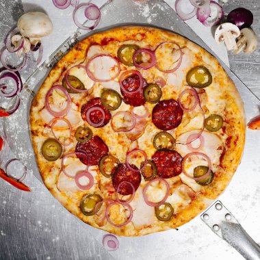 Mutfak masasında Pizza, kompozisyon