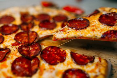 Mutfak masasında Pizza, kompozisyon