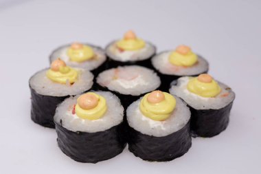 Suşi ve beyaz bir masada rulo