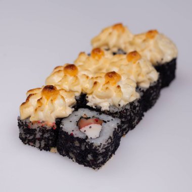 Suşi ve beyaz bir masada rulo