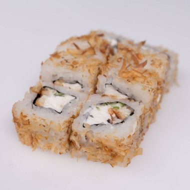 Suşi ve beyaz bir masada rulo