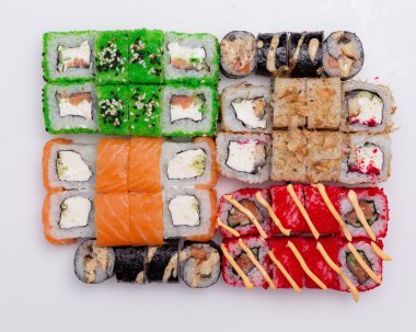 Suşi ve beyaz bir masada rulo