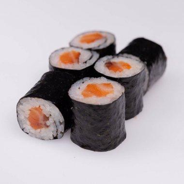 Suşi ve beyaz bir masada rulo