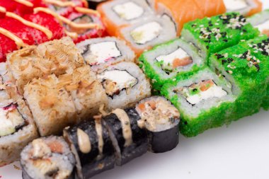 Suşi ve beyaz bir masada rulo