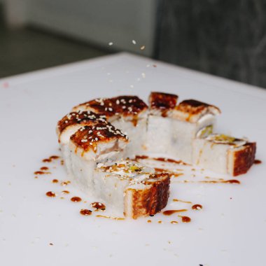 Suşi ve rulo beyaz bir arka plan üzerinde kesilir, izole