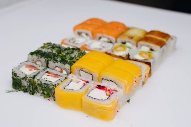 Suşi ve rulo beyaz bir arka plan üzerinde kesilir, izole