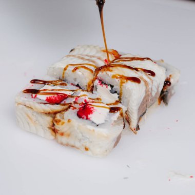 Suşi ve rulo beyaz bir arka plan üzerinde kesilir, izole