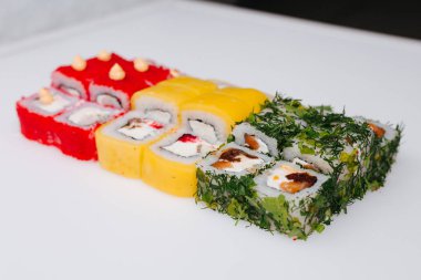 Suşi ve rulo beyaz bir arka plan üzerinde kesilir, izole