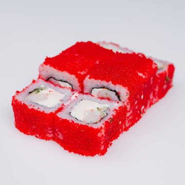 Suşi ve rulo beyaz bir arka plan üzerinde kesilir, izole