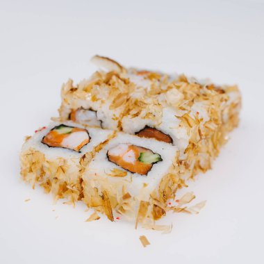 Suşi ve rulo beyaz bir arka plan üzerinde kesilir, izole