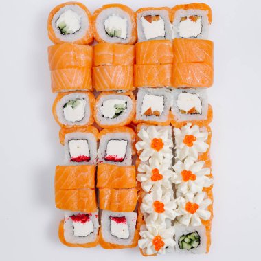 Suşi ve rulo beyaz bir arka plan üzerinde kesilir, izole